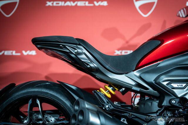 ドゥカティの“斬新”クルーザーが日本初公開、V4エンジンに軽量ボディの
