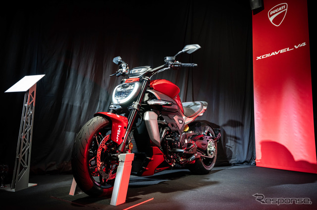 ドゥカティの“斬新”クルーザーが日本初公開、V4エンジンに軽量ボディの
