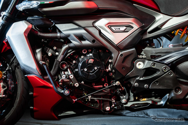 ドゥカティの“斬新”クルーザーが日本初公開、V4エンジンに軽量ボディの