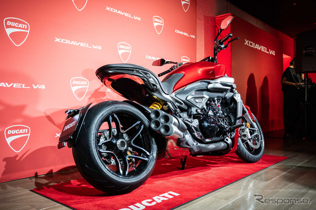 ドゥカティの“斬新”クルーザーが日本初公開、V4エンジンに軽量ボディの