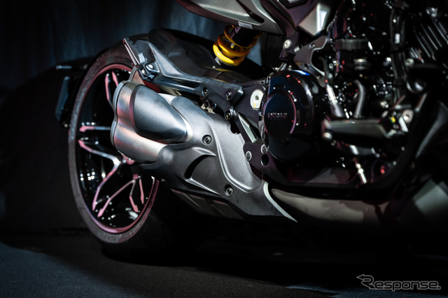 ドゥカティの“斬新”クルーザーが日本初公開、V4エンジンに軽量ボディの