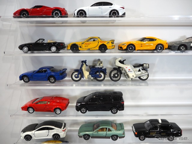 5000台ウォールとエヴァコラボ実車を初公開 トミカ55周年「TOMICA