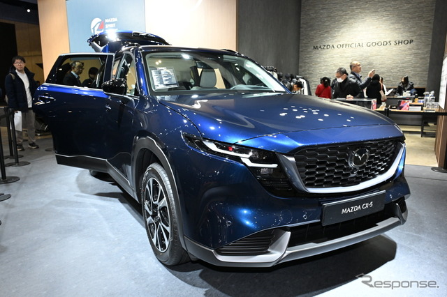 マツダ『CX-5』新型、初公開の新色「ネイビーブルーマイカ」を引っさげ