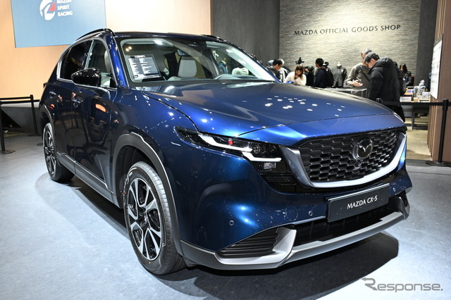 マツダ『CX-5』新型、初公開の新色「ネイビーブルーマイカ」を引っさげ