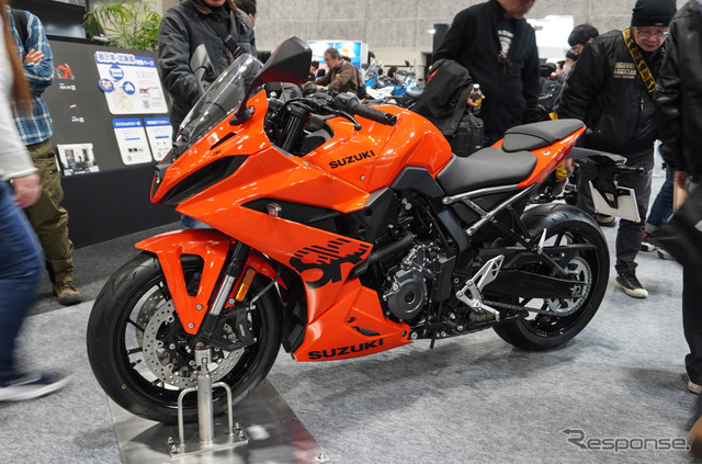 スズキのサプライズは“鮮烈オレンジ”の新型『8R』！ 近日正式発表か