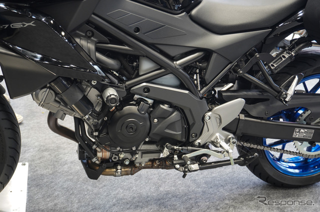 スズキの新型Vツインアドベンチャー『SV-7GX』、新たな旅路へ誘う純正