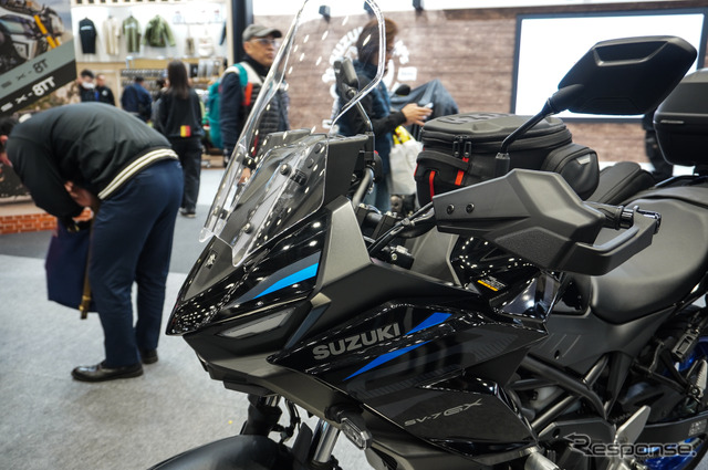 スズキの新型Vツインアドベンチャー『SV-7GX』、新たな旅路へ誘う純正