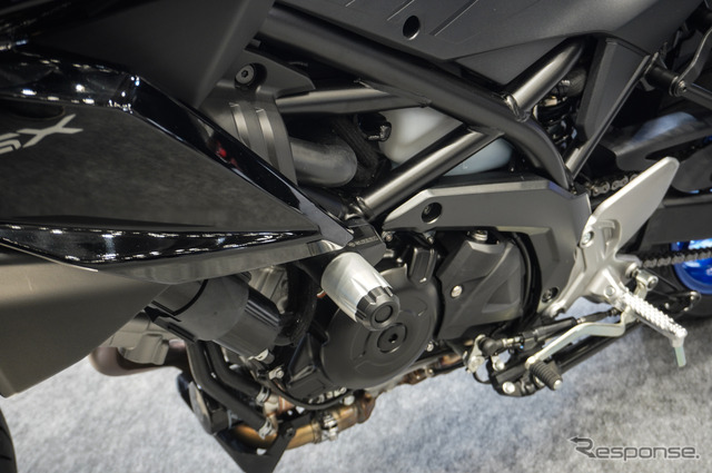 スズキの新型Vツインアドベンチャー『SV-7GX』、新たな旅路へ誘う純正