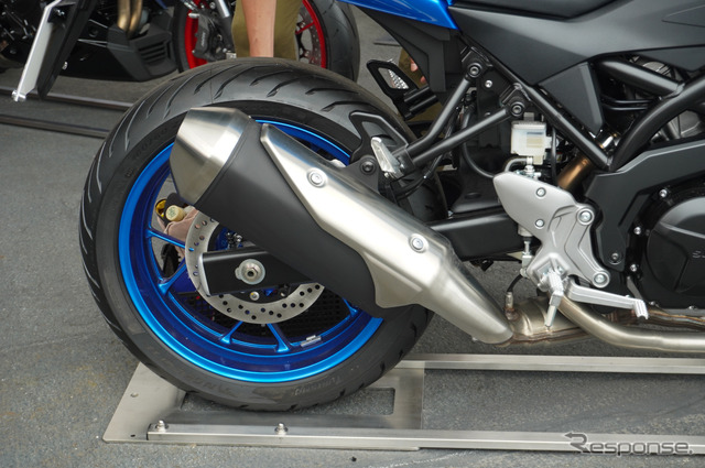 名機645ccVツインが最新クロスオーバーとして復活！ スズキ『SV-7GX
