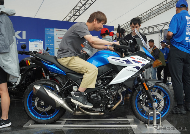 名機645ccVツインが最新クロスオーバーとして復活！ スズキ『SV-7GX